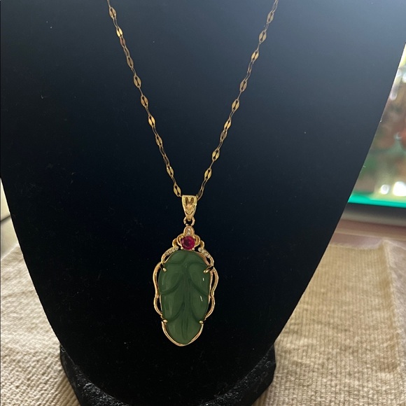 Jewelry - Elegant Green and Gold Yellow Plated Leaf Pendant Necklace Adjustable”18 x16” in